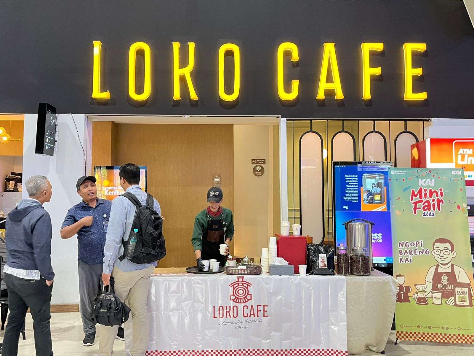 Loko Café Hibur Penumpang Kereta di Stasiun Gambir dengan Kopi Gratis