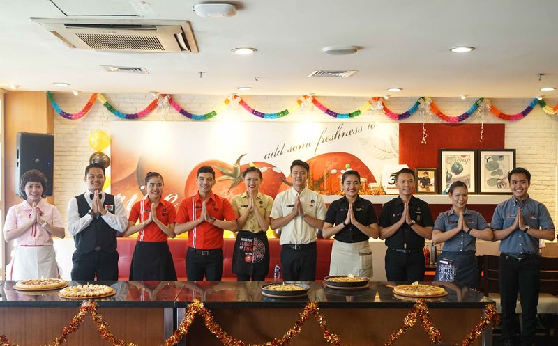 Culture Shock di Meja Makan: Turis Malaysia Terkejut, Artis Indonesia Buka Kuliner Merakyat