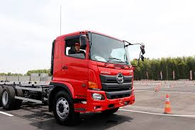 Hino dan Nestlé Indonesia Jalin Kolaborasi Strategis Perkuat Budaya Keselamatan di Sektor Logistik