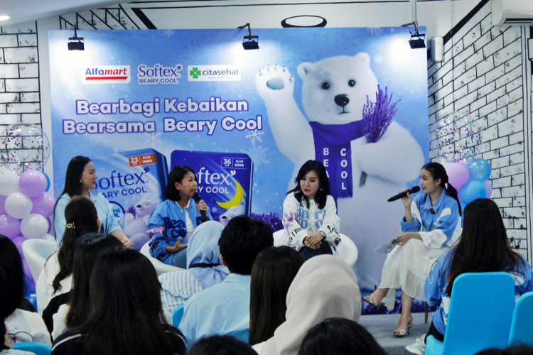 Softex Beary Cool dan Alfamart Ajak Perempuan Muda Indonesia Dukung Perbaikan Toilet Sekolah