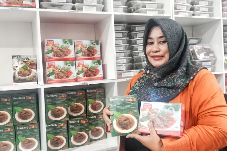 Jatuh Bangun Nenden Rospiyani: Dari Warung Nasi Padang hingga Eksportir Rendang ke Mancanegara