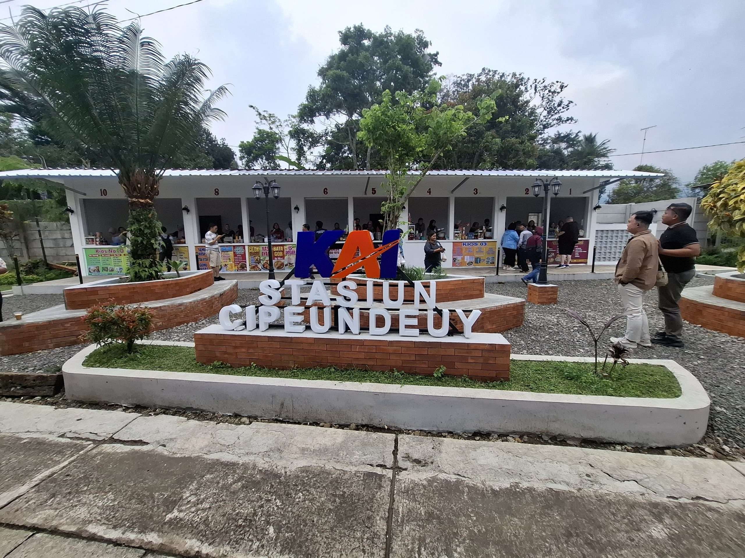 KAI Resmikan Kios UMKM di Stasiun Cipeundeuy, Dorong Ekonomi Lokal Garut
