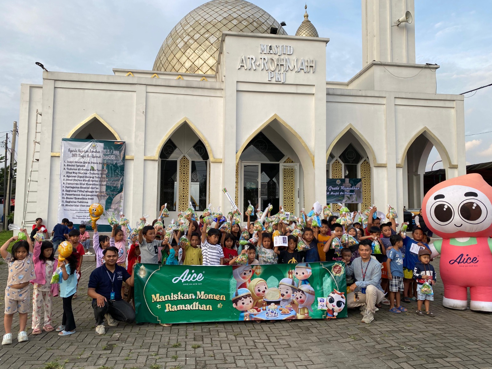 Aice “Maniskan Momen Ramadhan” dengan Mengajak Ratusan Ribu Reseller Berbagi Takjil 