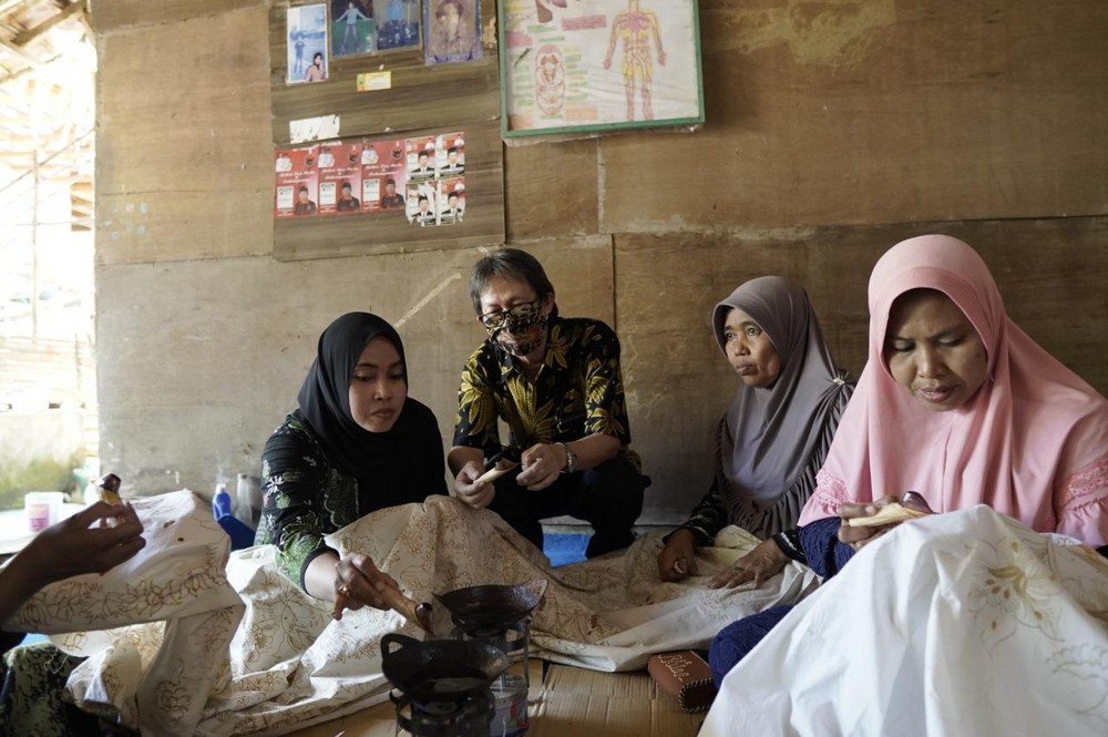 Mendongkrak Kesejahteraan Perajin Perempuan Madura Melalui Ekspor Batik Aromaterapi